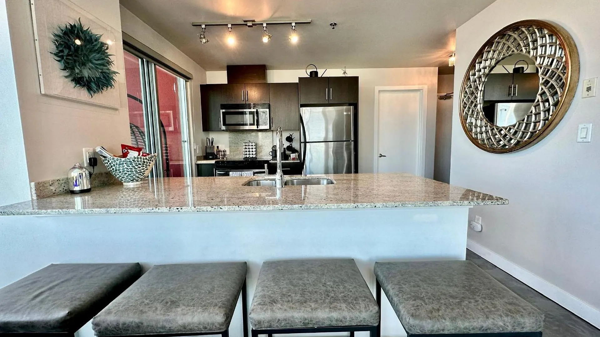 Coloursnest - Downtown Apt Spectacular View And Location YYC