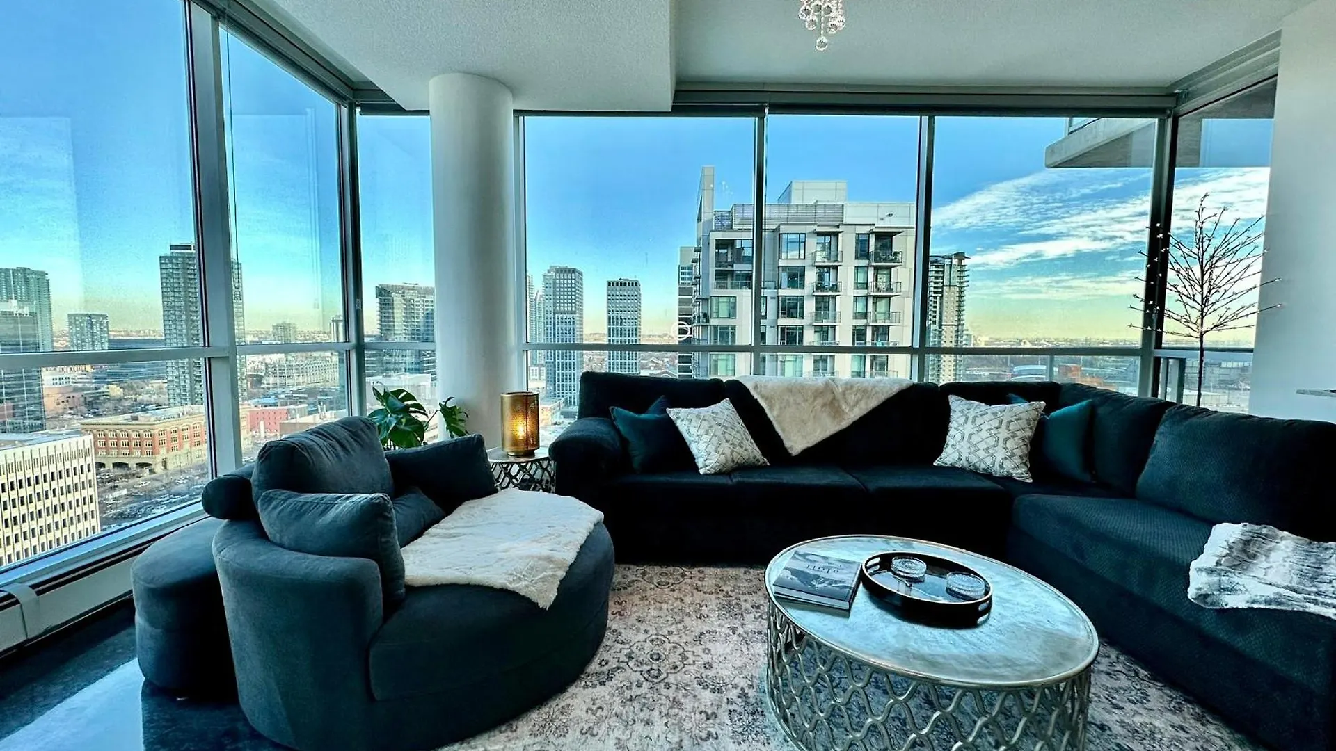 Coloursnest - Downtown Apt Spectacular View And Location YYC Kanada
